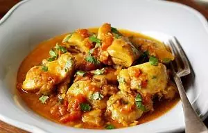 Куриные грудки с соусом карри и светлым изюмом