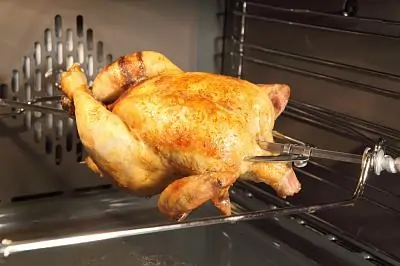 Курица на вертеле с лимоном и чесночным маслом