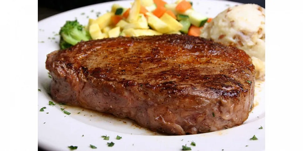 Свиные отбивные в винно-грибном соусе