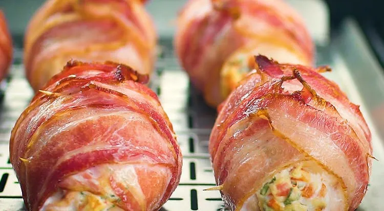 Рулеты из курицы с беконом и сыром брынза