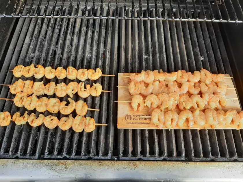 Пикантные креветки на дощечке на гриле