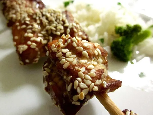 Шашлычки из лосося с кунжутом