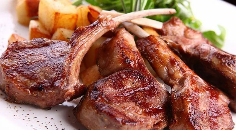 Баранина с огуречно-йогуртовым соусом