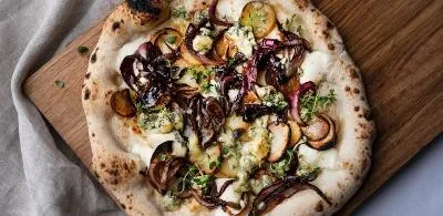 Пицца с картофелем, голубым сыром и бальзамическим красным луком