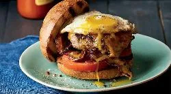 Бургер с беконом, яйцом и чеддером