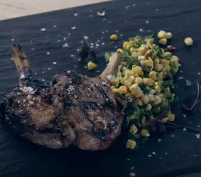 Свиные отбивные с салатом и кукурузой на гриле (видео)