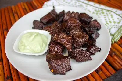 Копченые кусочки говядины с васаби