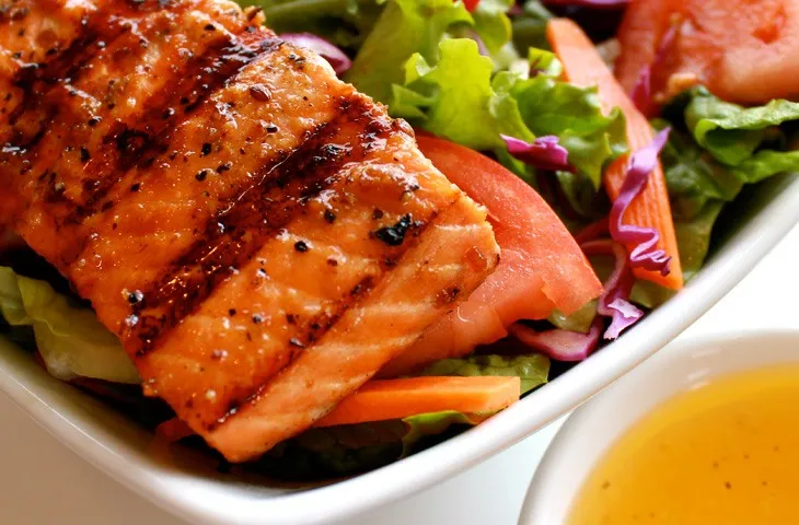 Лосось на гриле с экзотической соевой пастой