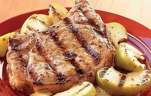 Свиные отбивные в горчичной глазури с яблоками
