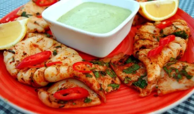 Кальмар на гриле с петрушкой и сметанным соусом 