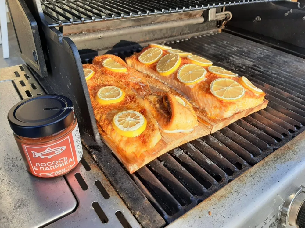 Филе лосося на дощечке на гриле