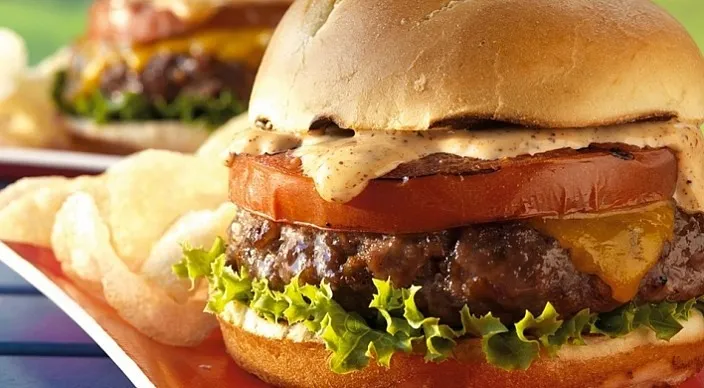 Бургеры с чоризо, плавленым сыром и томатами