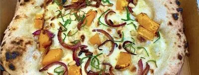 Пицца с тыквой, бальзамическим луком, шалфеем и кедровыми орехами