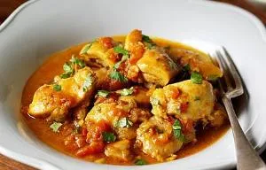 Куриные грудки с соусом карри и светлым изюмом