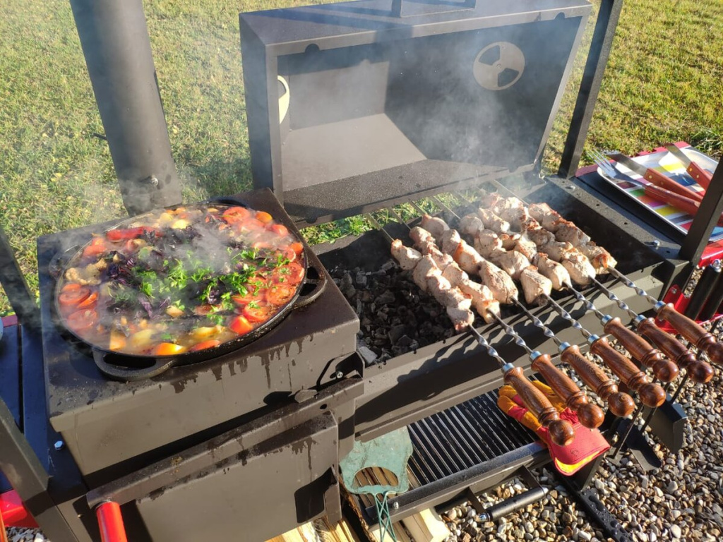 Мангал 5 в 1, на котором можно готовить в казане и сковороде, жарить на решетке или шампурах, коптить или запекать