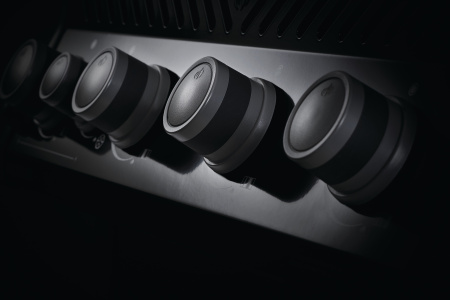 Газовый гриль NAPOLEON Rogue-425 RSB с вертелом и конфоркой