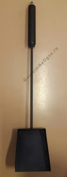 Совок с деревянной рукояткой