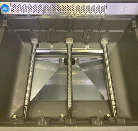 Газовый гриль NAPOLEON Rogue-425 RSB с вертелом и конфоркой