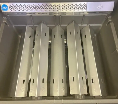 Газовый гриль NAPOLEON Rogue-425 RSB с вертелом и конфоркой