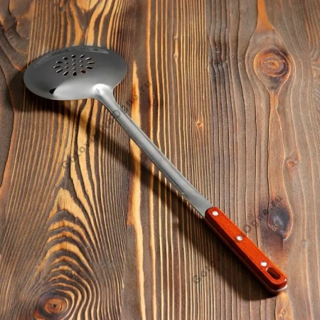 Шумовка для казана с дер. ручкой, средняя 