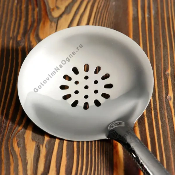 Шумовка для казана с дер. ручкой, средняя 