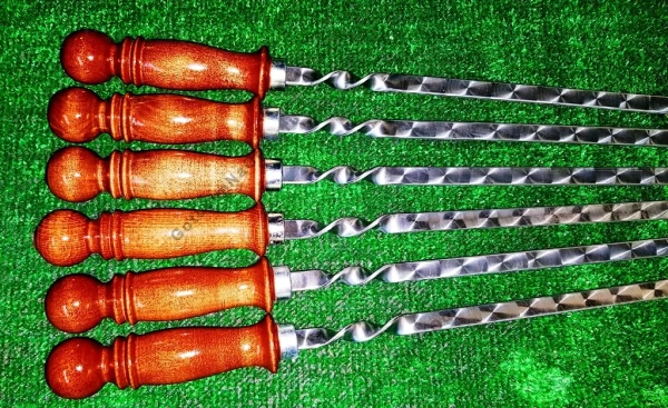 Шампур "Кавказ" с дер. ручкой раб. длина 45см., ширина 12мм.