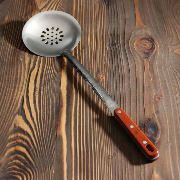 Шумовка для казана с дер. ручкой, средняя 