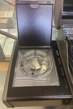 Газовый гриль NAPOLEON Rogue-425 RSB с вертелом и конфоркой